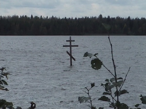 Крест на Дымском озере рядом с камнем, на котором молился прп. Антоний