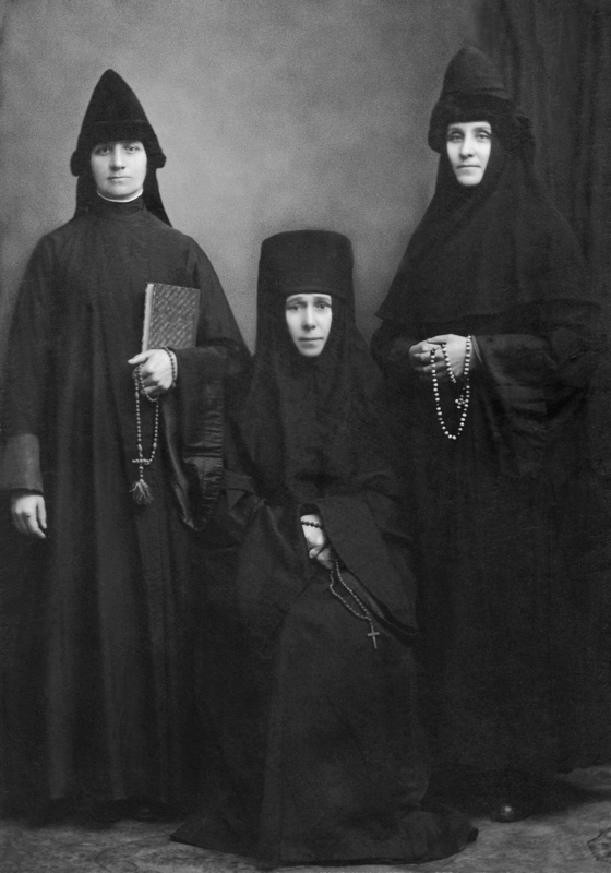 Инокиня Наталия Бакланова  и послушницы Евдокия (справа) и Анастасия Прошкины