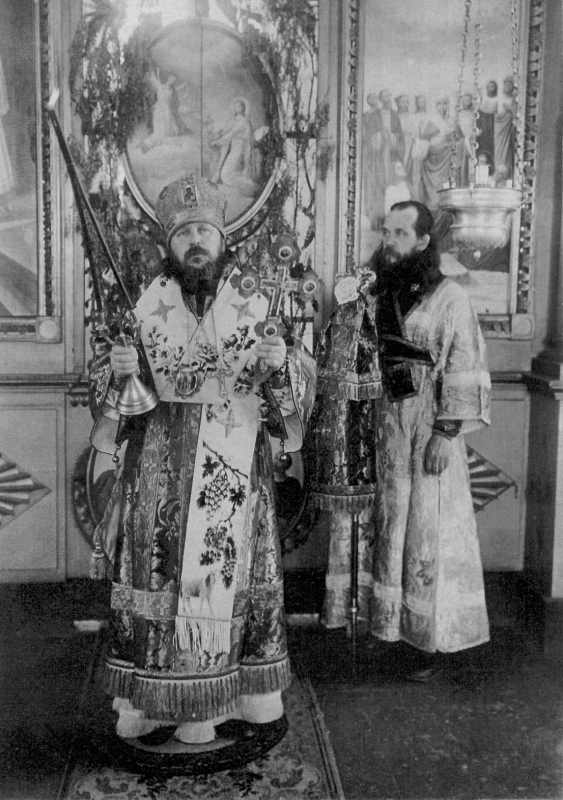 Епископ Виктор и иподиакон Александр Ельчугин