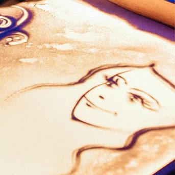 Рисование песком: учим детей творчеству