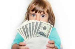 Девочка смотрит на деньги