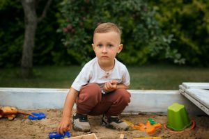 Ребенок в песочнице