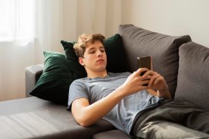 Подросток лежит на диване
