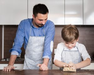 Отец с сыном готовят