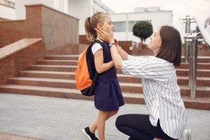 Мама провожает дочку в школу
