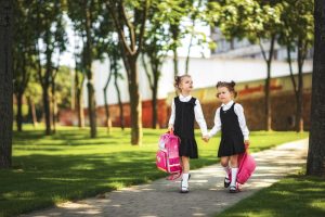 Девочки идут в школу