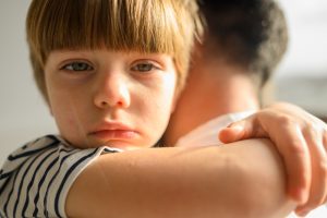 close up kid hugging his father - Особенности и проблемы приёмных детей. Беседа священника и психолога