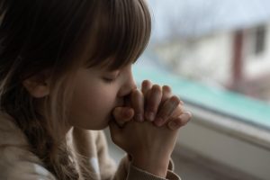 praying little girl near window - Священник Константин Зелинский: лабиринты детской молитвы