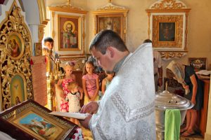 priest reading holy bibleor prayer book during ceremony - Дети и храм: создайте ребёнку праздник!