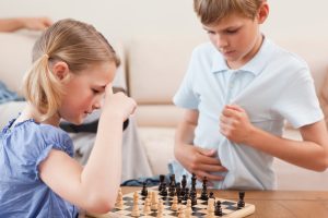 Дети играют в шахматы