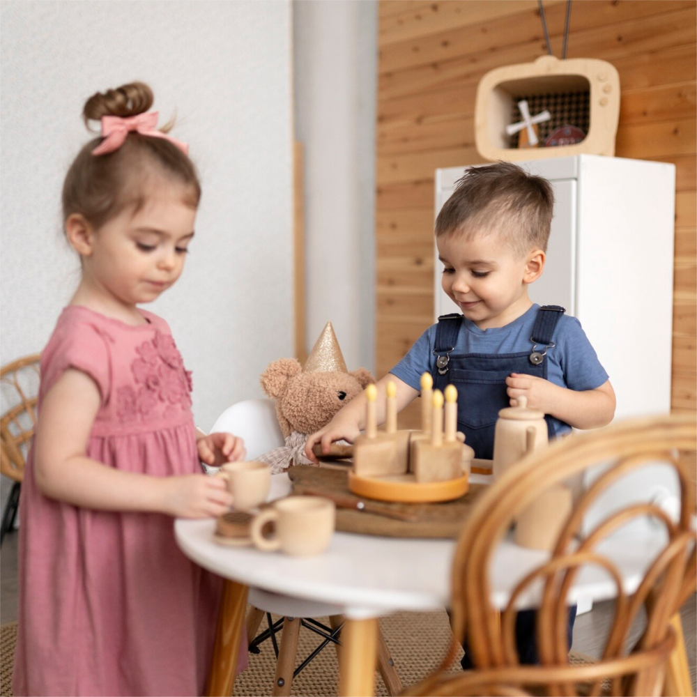 Первые сюжетные игры малышей: пособие для воспитателя детского сада