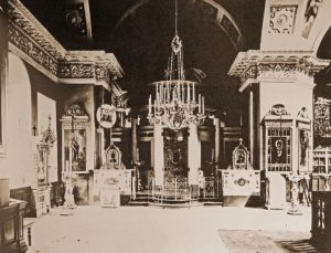 Интерьер северного придела Троицкого храма, справа видна икона вмч. Пантелеимона