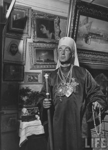Лжемитрополит Александр Введенский на фоне личной коллекции живописи