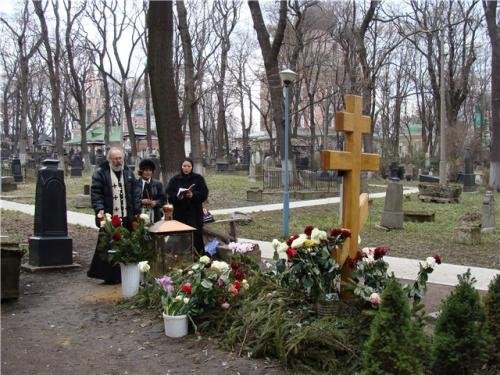 На могилке Даниила Сарычева1.jpg