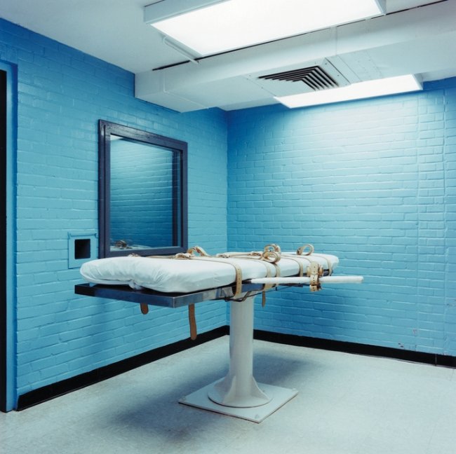 Провожая смертника в последний путь...