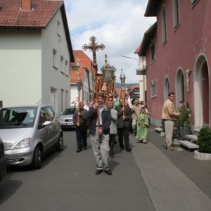 Православный крестный ход по  улице маленького немецкого городка Бишофсхайм-на-Рёне