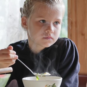 портрет девочки с чашкой супа