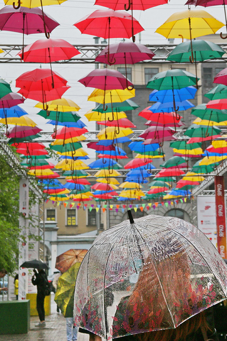 аллея зонтиков