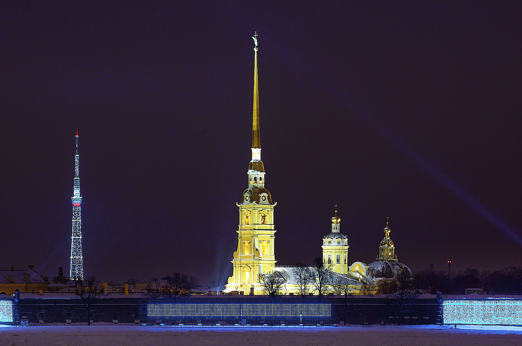 вид на Петропавловскую крепость и собор