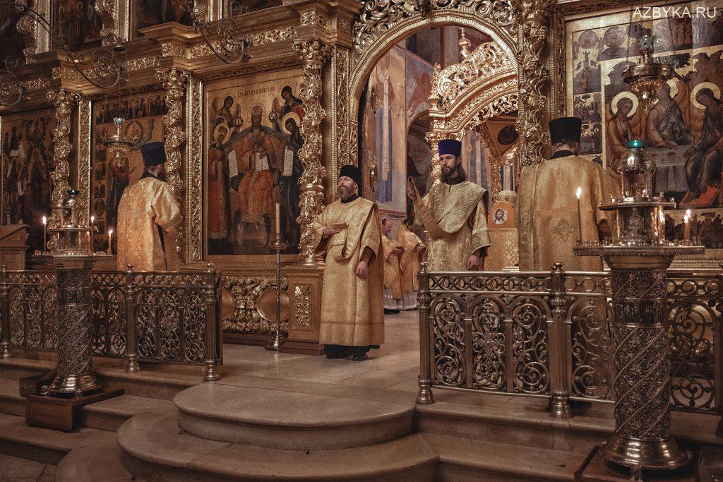Божественная литургии в Успенском Соборе Свято-Троицкой Сергиевой Лавры