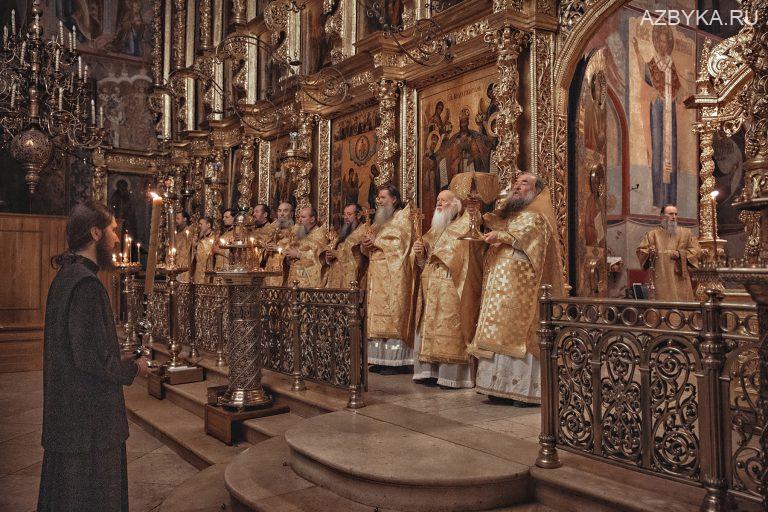 Божественная литургии в Успенском Соборе Свято-Троицкой Сергиевой Лавры