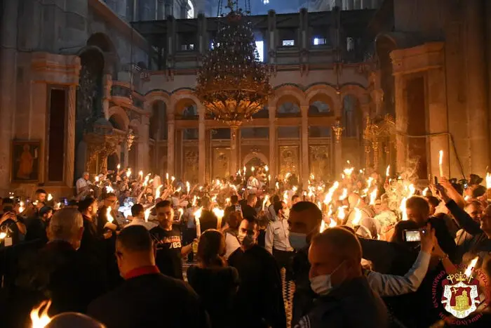 Иерусалимский патриарх Феофил благословил доставку благодатного огня накануне Пасхи в Россию