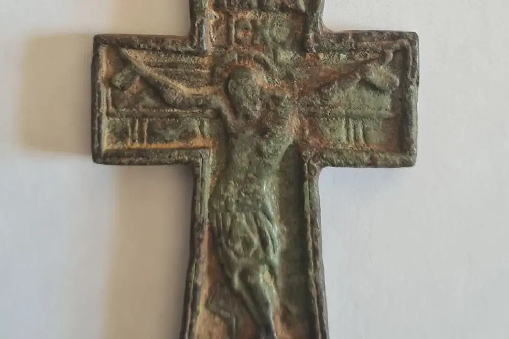 Житель Волхова нашел в поле под Старой Ладогой 500-летний крест