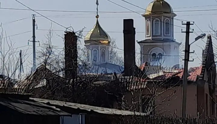 Из-за боев в Золотом Луганской области пострадал храм УПЦ и сгорел дом настоятеля