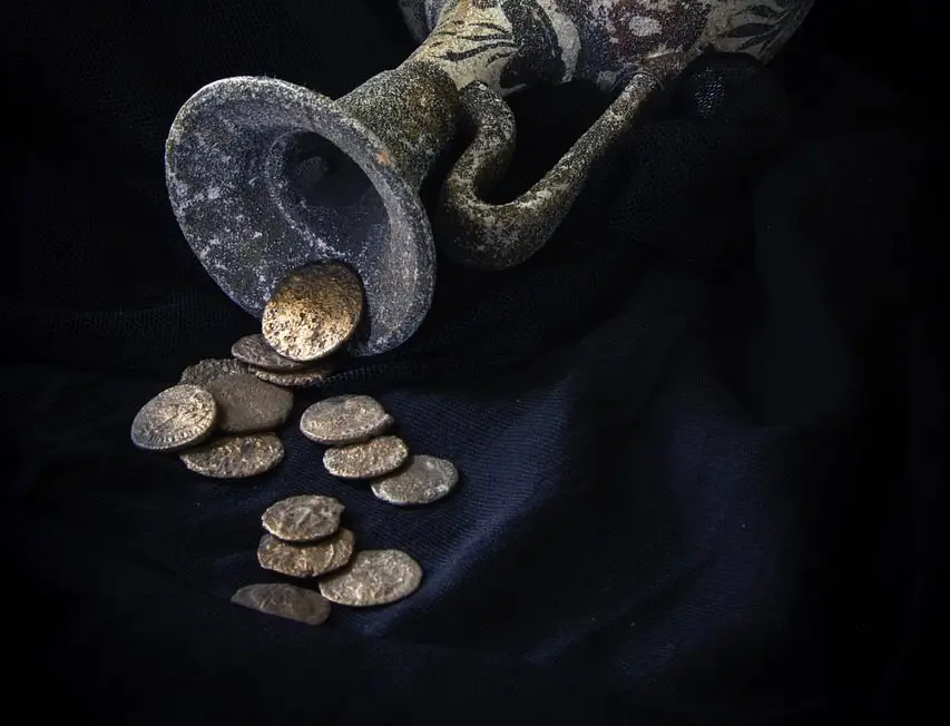 В Швейцарии археолог-любитель нашел клад монет времен правления св. равноап. Константина