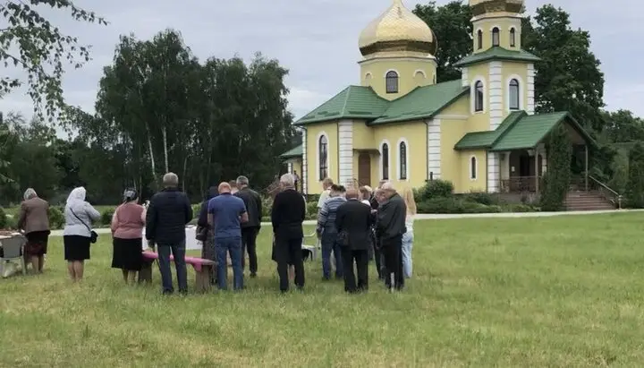В селе Петропавловском Бориспольского района сторонники ПЦУ пришли к священнику УПЦ с оружием