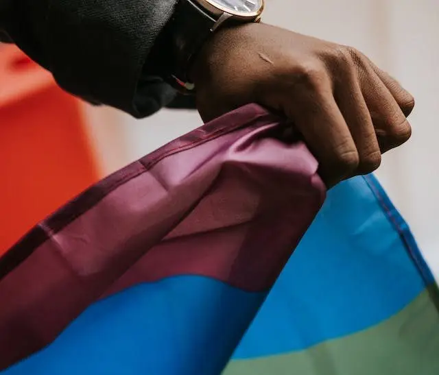 Неизвестный сорвал флаг ЛГБТКИАП+ с лютеранского храма в Исландии, пастор осудила поступок