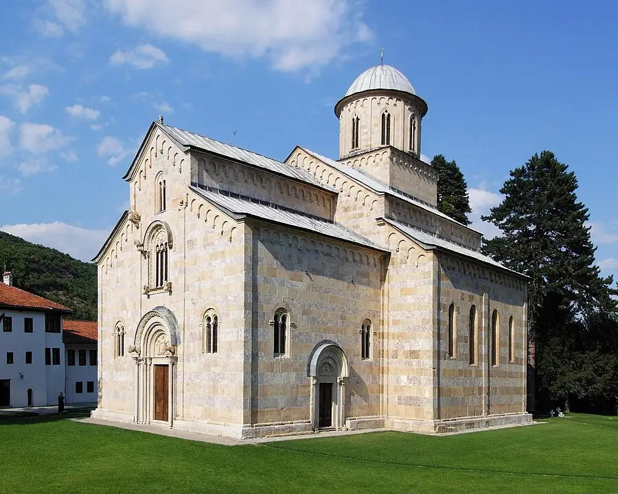 Власти Косово отказались возвращать земли православного монастыря Высокие Дечаны