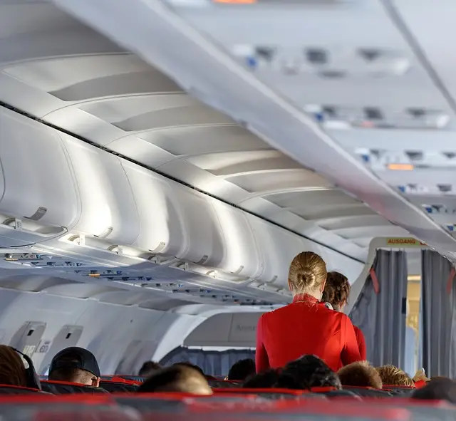 Британская авиакомпания Virgin Atlantic разрешила бортпроводникам и пилотам носить юбки