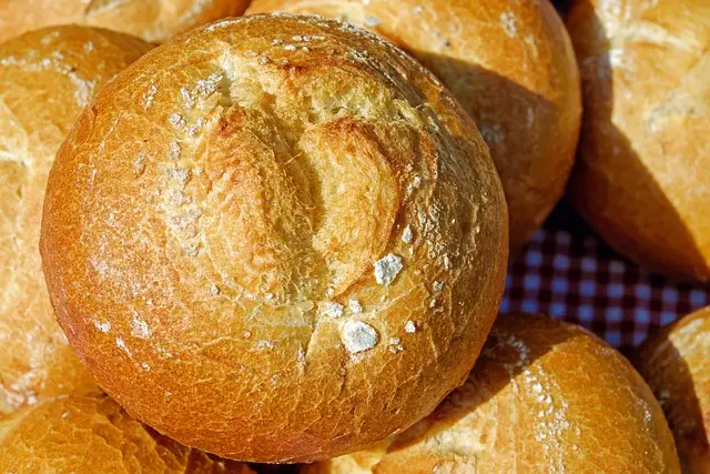 Хлеб из магазинов сети «Перекресток» в Москве и Санкт-Петербурге будут бесплатно передавать нуждающимся