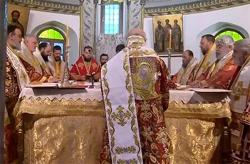 Кипрский епископ, выступавший против признания Православной церкви Украины, сослужил с её архиереем