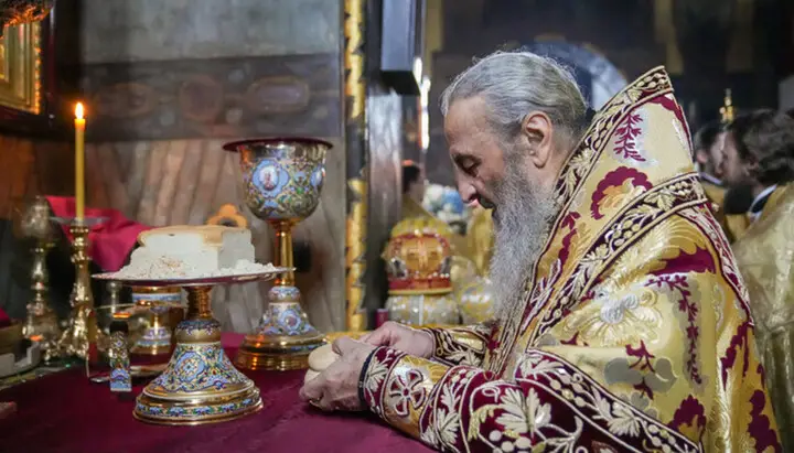 На праздновании годовщины рукоположения митрополит УПЦ Онуфрий пролил на себя чашу с Кровью Христовой