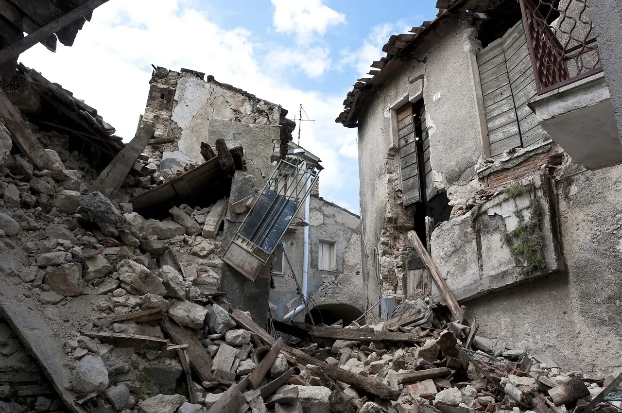 В Турции и Сирии в результате землетрясения погибли уже более 33 тысяч человек