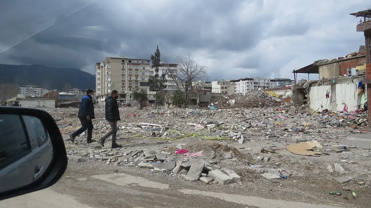Число погибших в результате землетрясения в Турции выросло до 6 957 человек