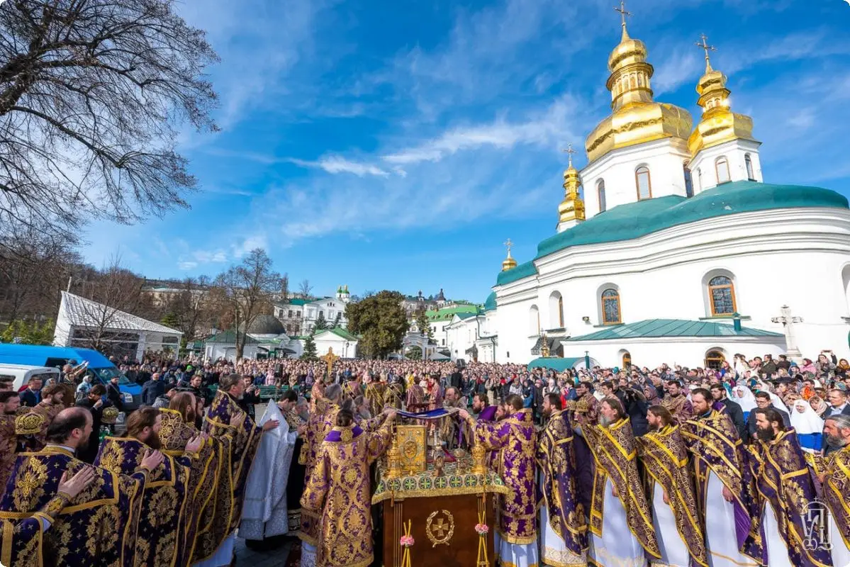 Тысячи людей собрались в Киево-Печерской Лавре на Литургию под открытым небом