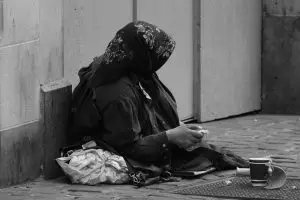 Бездомная женщина