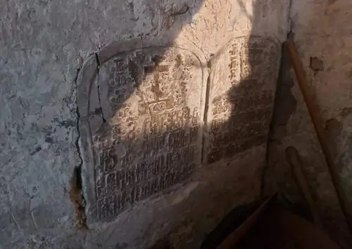 В псковской церкви Архангела Михаила нашли исторические керамиды