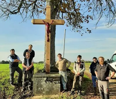 Ирландия: французские волонтеры устанавливают уличные кресты – кальварии