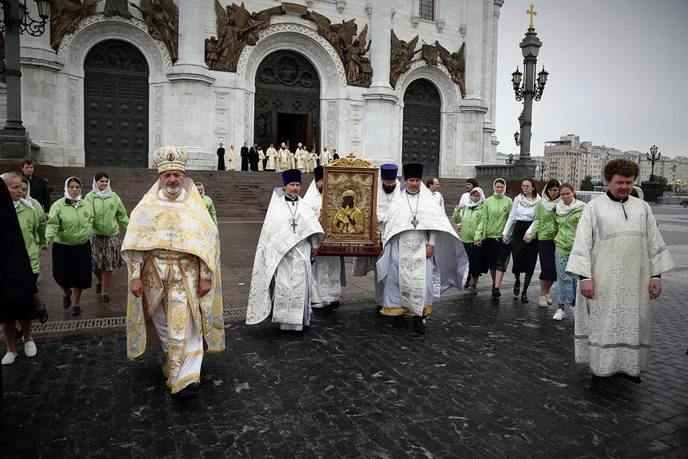 За две недели Феодоровской иконе Божией Матери в Москве поклонились около 100 000 человек