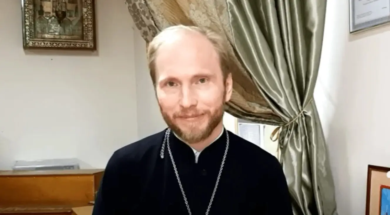 Церковный суд лишил священника сана за замену в молитве слова «победа» на «мир»