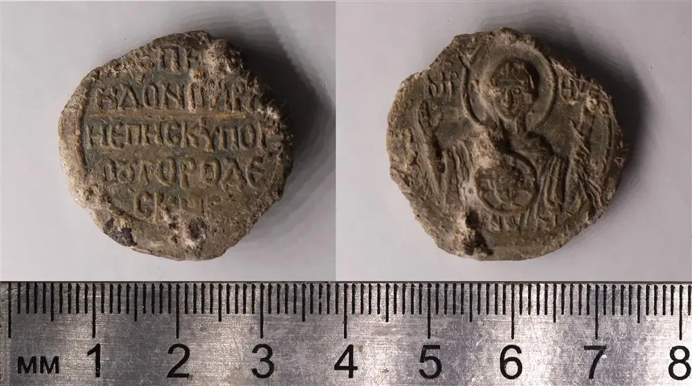 Археологи нашли в Великом Новгороде древнюю печать архиепископа Спиридона