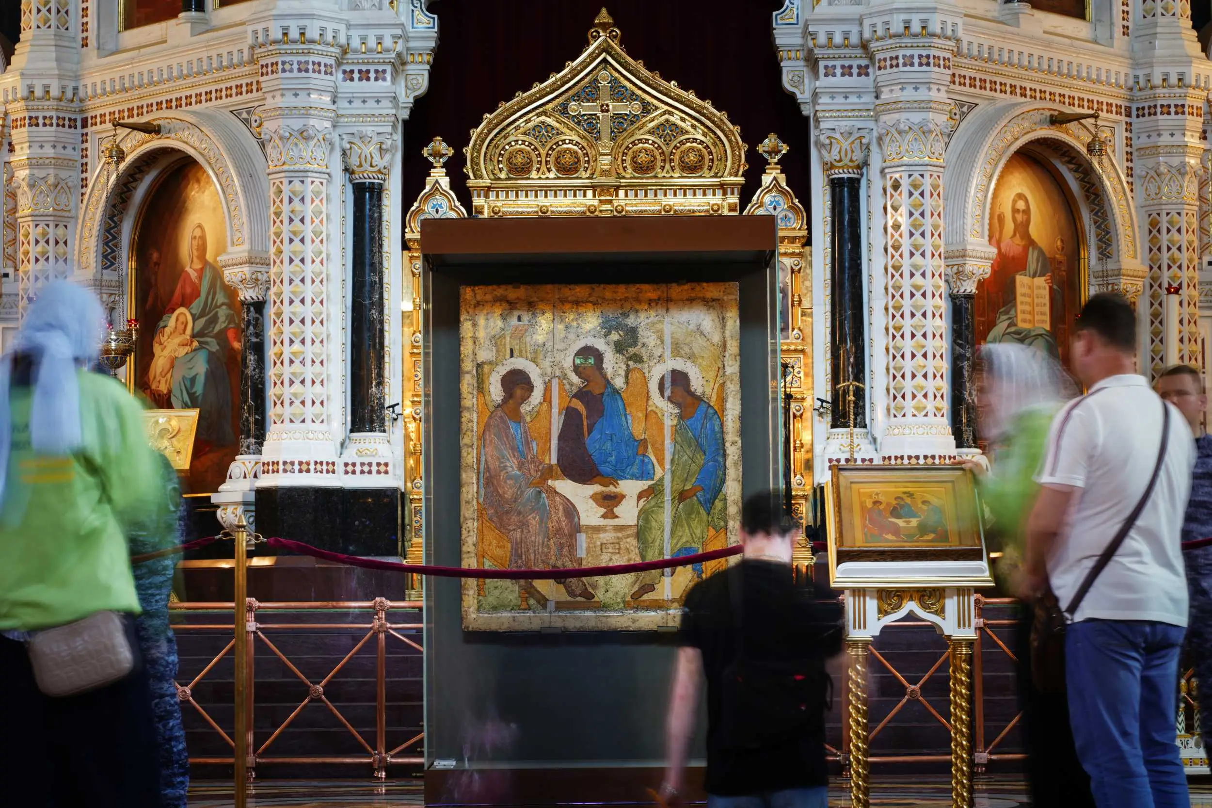 Икону «Святая Троица» перевозят из храма Христа Спасителя на реставрацию в Центр Грабаря