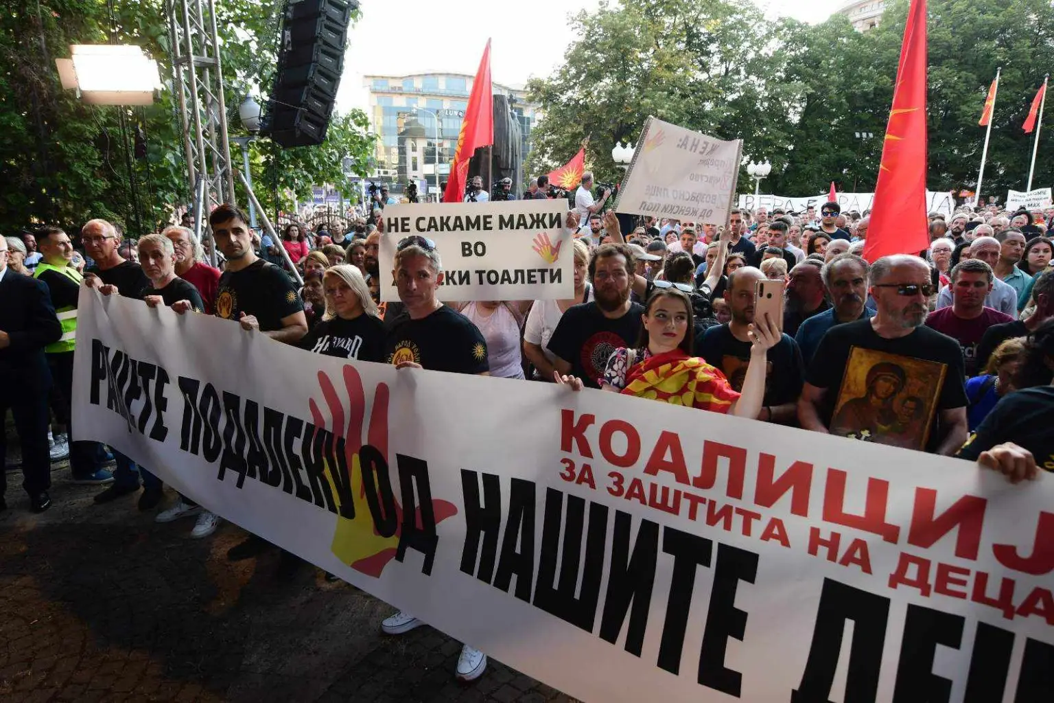 Тысячи македонцев поддержали акцию Македонской Православной Церкови против гендерных законов