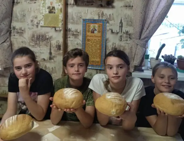 В Вязьме открылась православная социальная пекарня, где людям бесплатно раздают хлеб