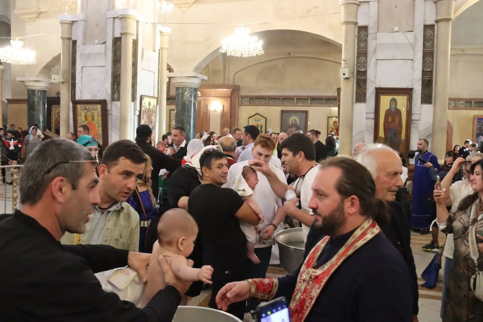 800 детей приняли крещение от Патриарха Грузинского Илии II