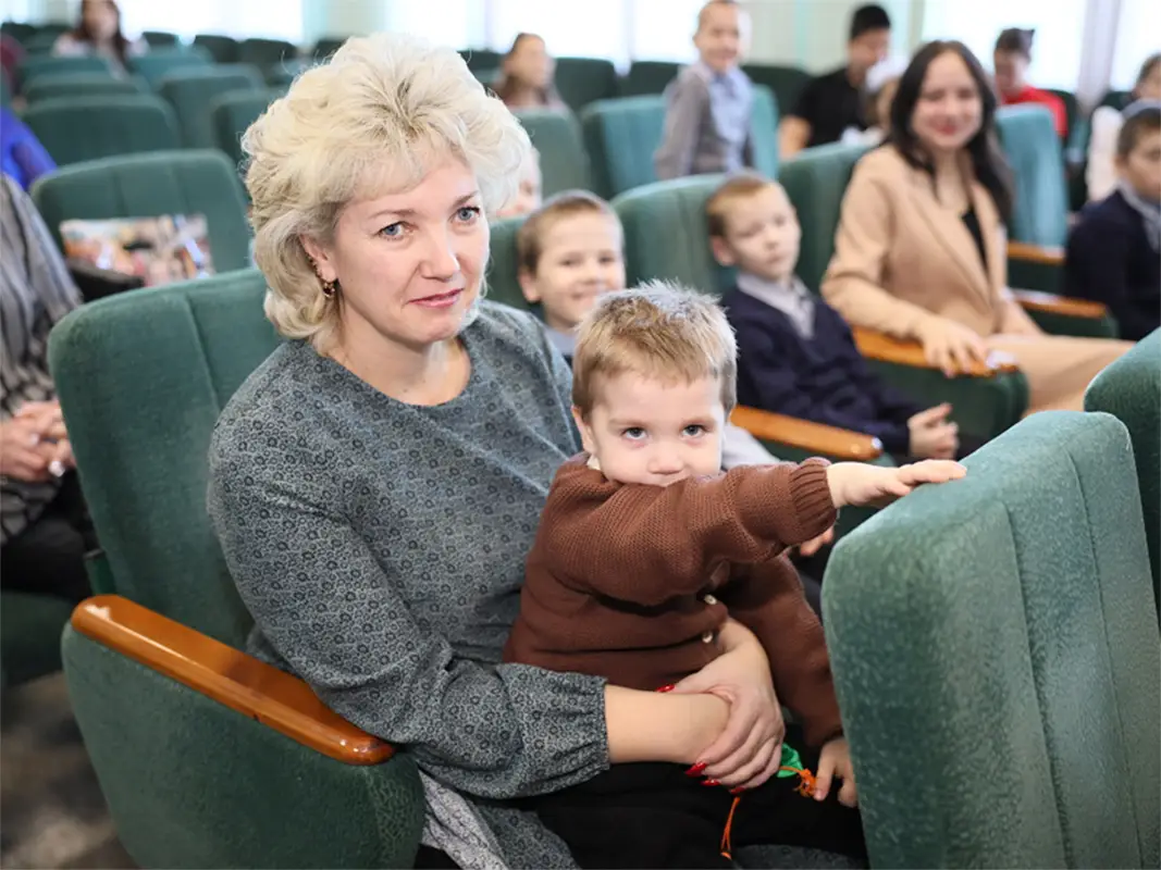 Директор школы в забайкальском поселке усыновила 25 детей